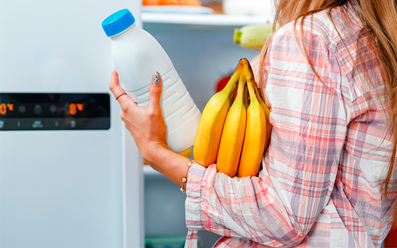 colocar los alimentos en el frigorífico